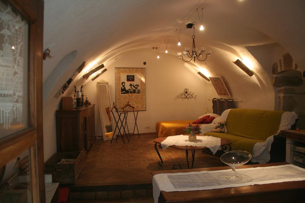 Chambre D'Hotes La Romarine Barnave Rum bild